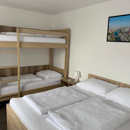 Hostel Mali Pariz Славонски брод Екстериор снимка