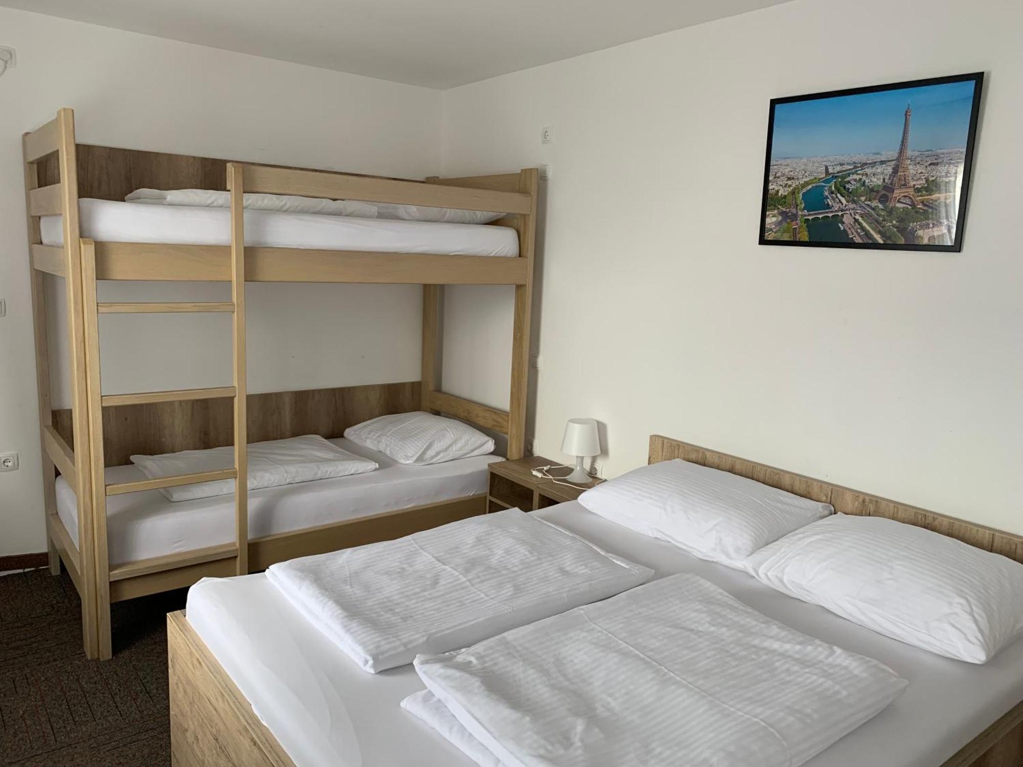 Hostel Mali Pariz Славонски брод Екстериор снимка