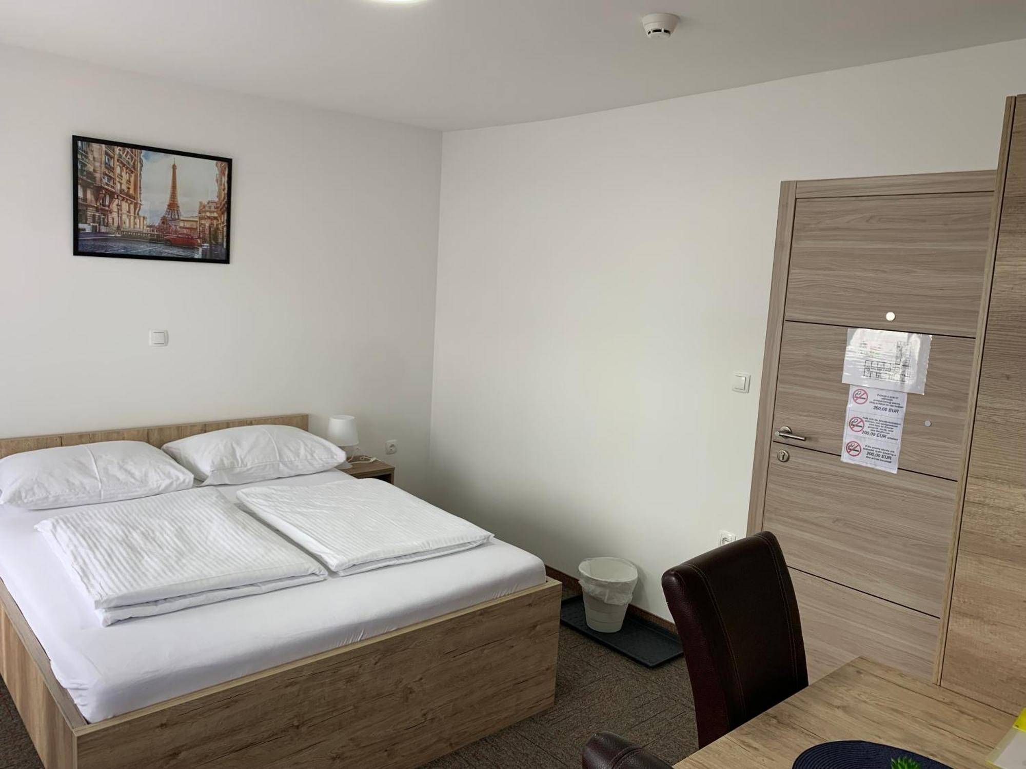 Hostel Mali Pariz Славонски брод Екстериор снимка