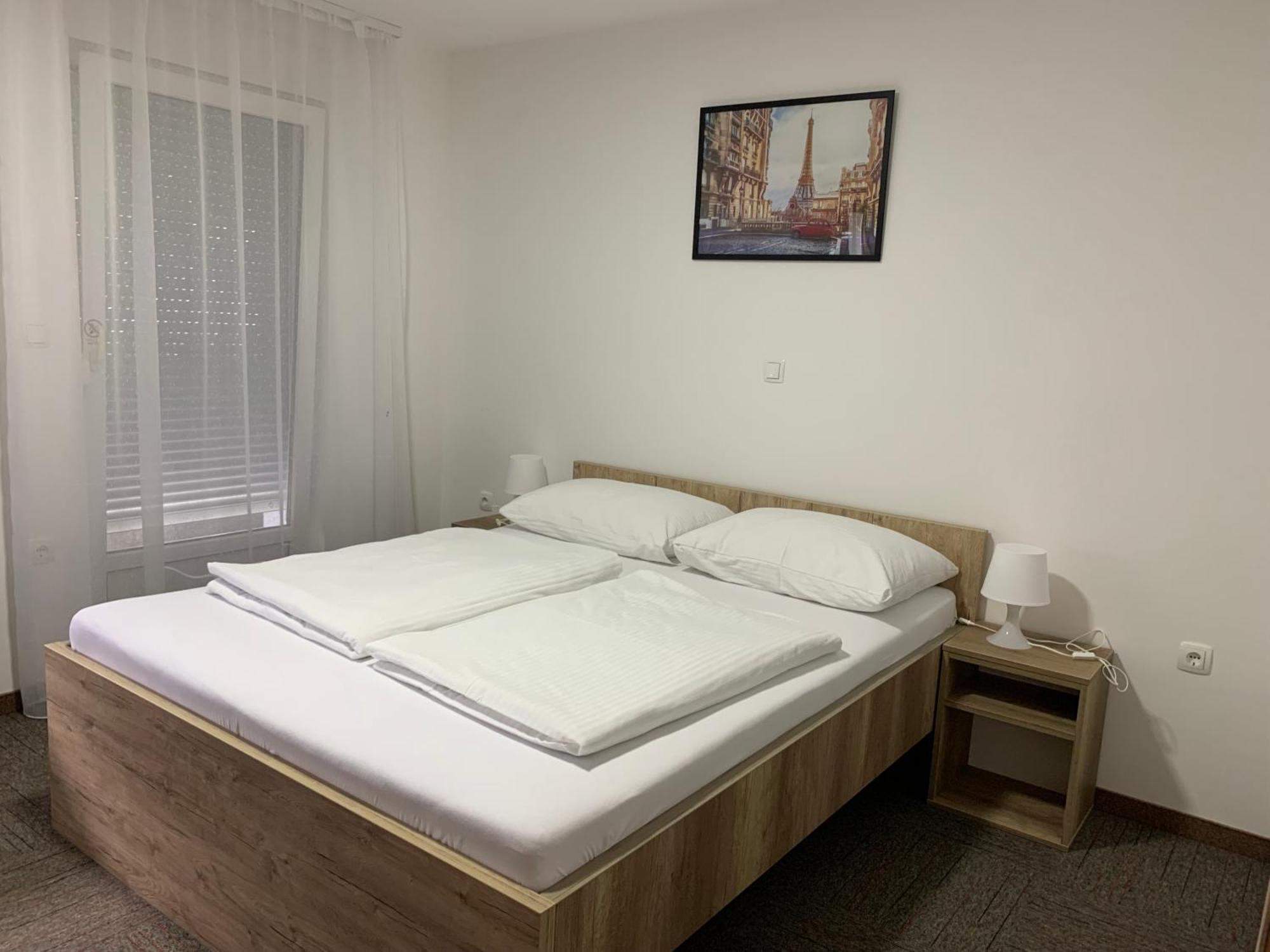 Hostel Mali Pariz Славонски брод Екстериор снимка